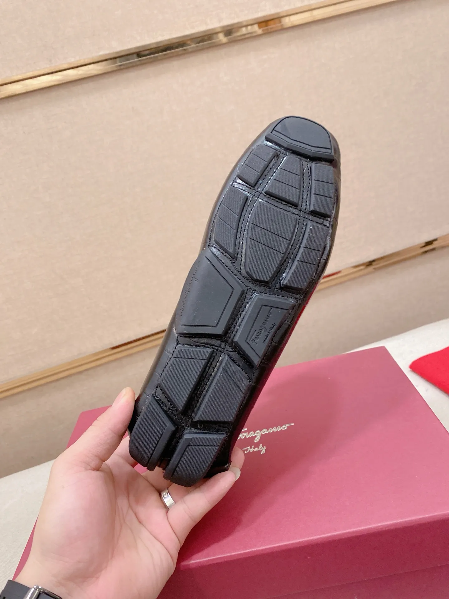 Factory price: 540💰High-end quality! Ferragamo🆕🆕Exclusive hot-selling products in stock🔥🔥New products on the shelves, high-quality Ferragamo men's pea shoes, high-end casual driving shoes, with complete packaging! 💪 💪 Material: imported first-layer cowhide 🐂 + imported high-quality wool lining + wear-resistant outsole 👍🏻👍🏻 Features: high-end and comfortable, purely handmade 🚀 🚀 Create the perfect shoes that suit you best 🔥 🔥 Size: (38-44) 45 standard size can be customized!